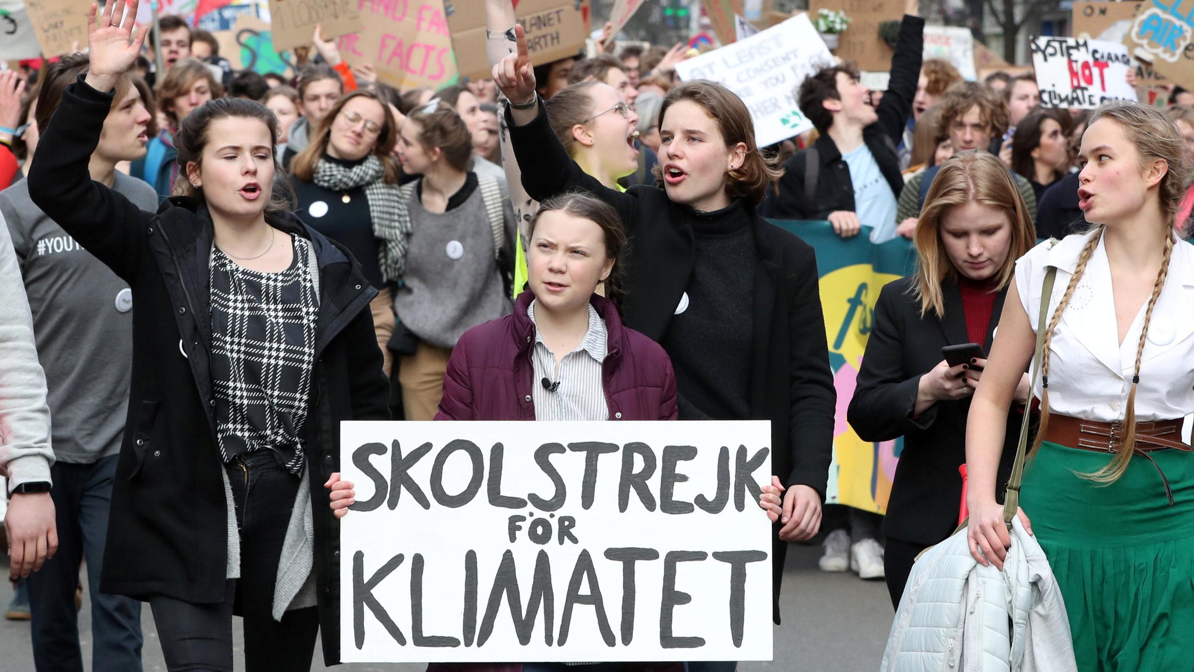 Greta Thunberg mit anderen Jugendlichen bei einer Demonstration in Brüssel