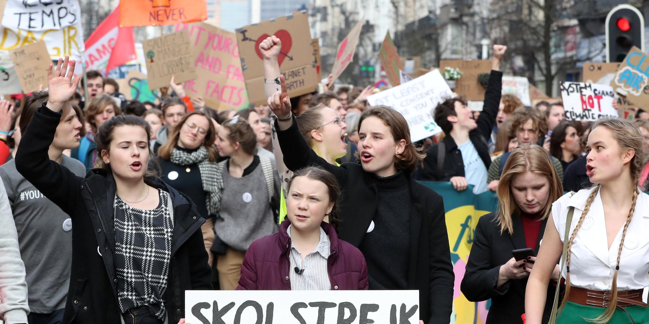 Greta Thunberg mit anderen Jugendlichen bei einer Demonstration in Brüssel