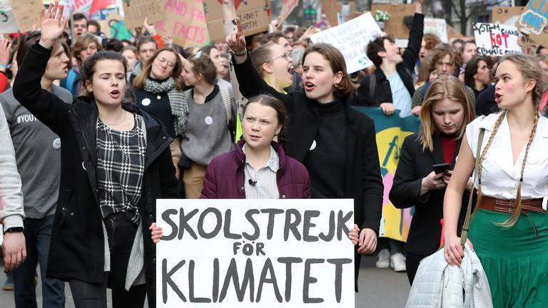 Greta Thunberg mit anderen Jugendlichen bei einer Demonstration in Brüssel