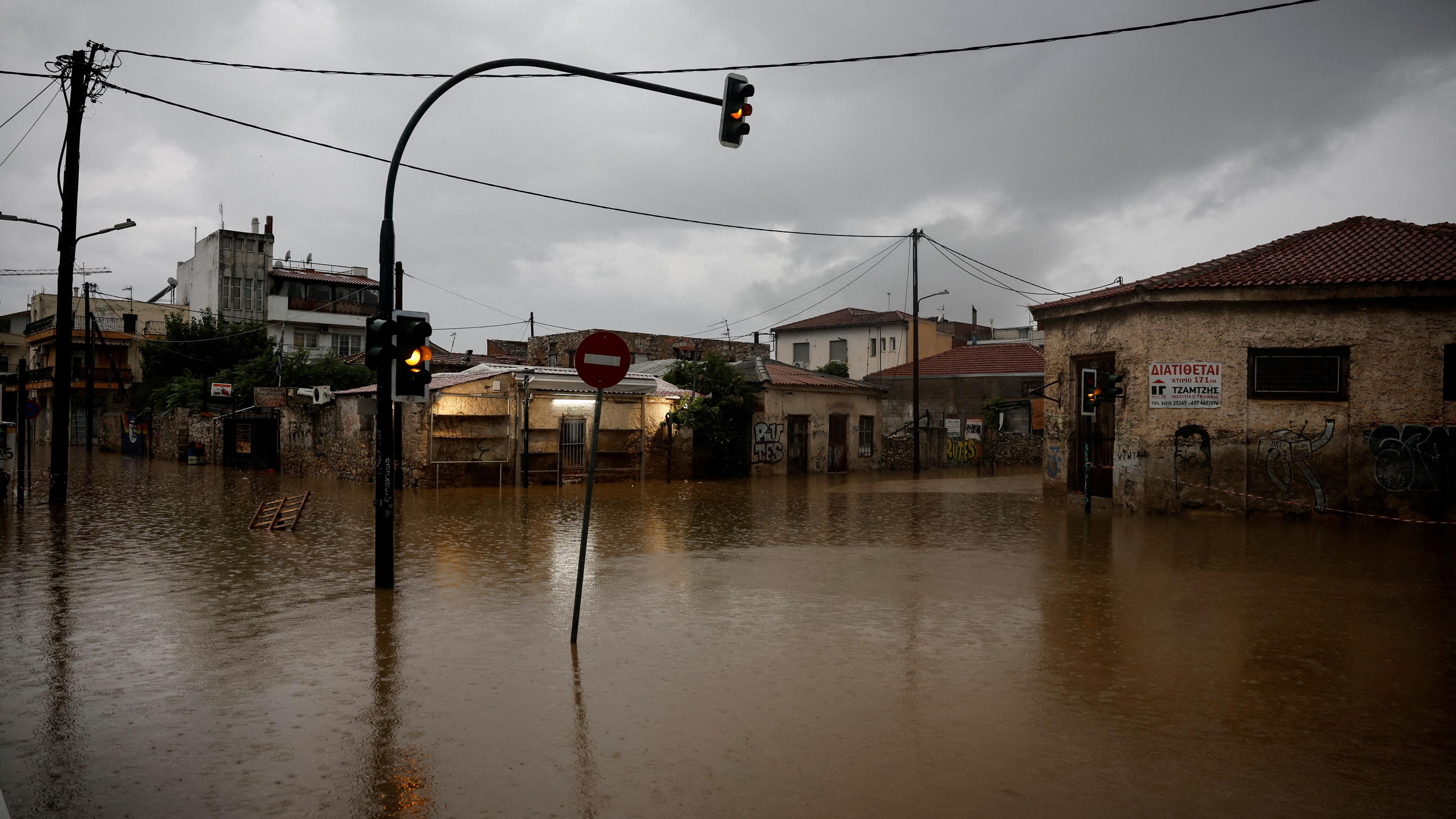 Eine überflutete Straße in der Stadt Volos