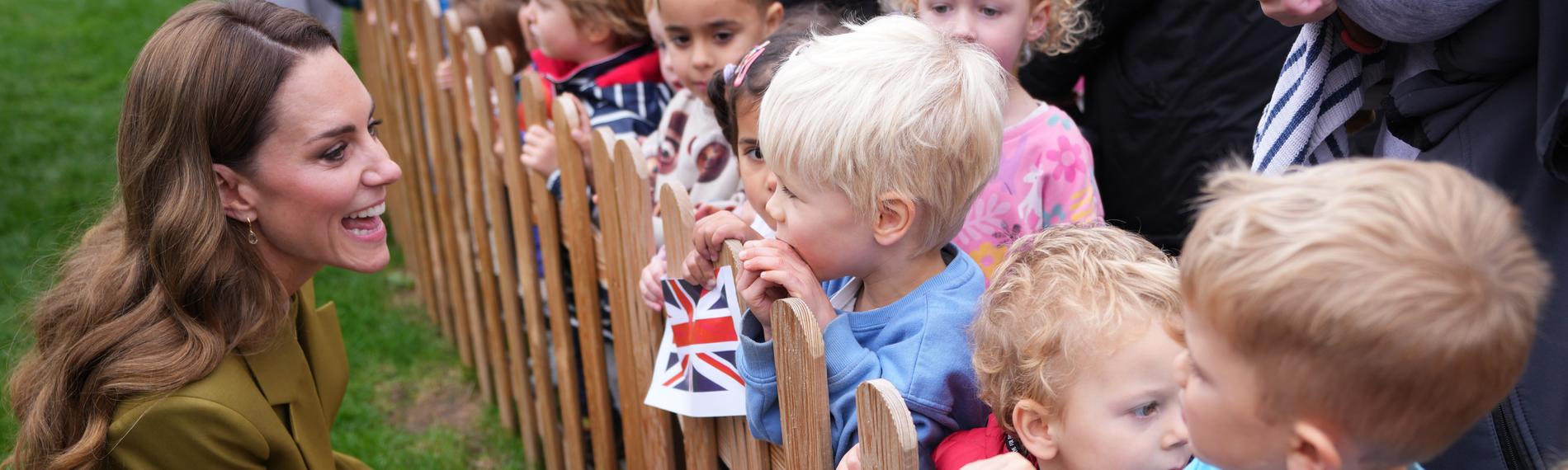 Prinzessin Kate hat Familien und Helfer der Organisation Home-Start Oxford getroffen. Die Gruppe unterstützt Eltern mit kleinen Kindern. Kate wollte sich anschauen, wie das genau funktioniert.