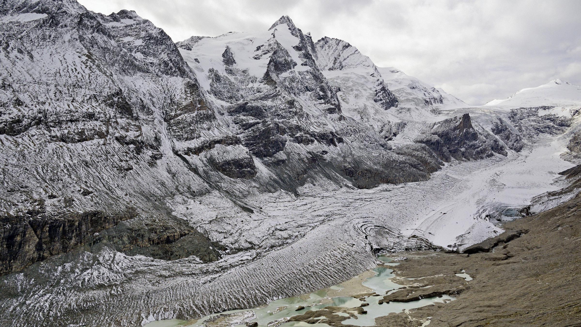 Eine steile Bergwand mit Schnee.