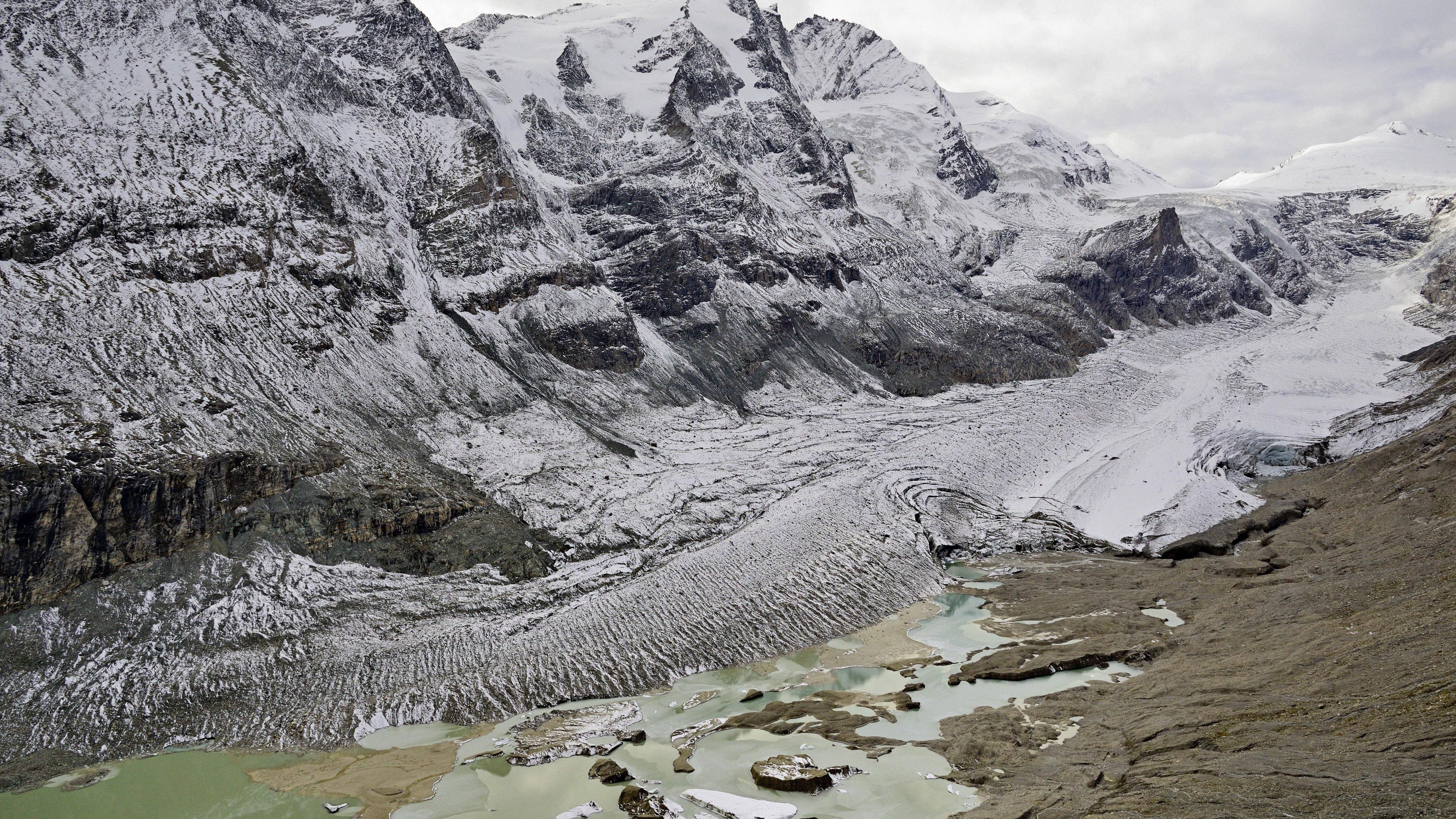 Eine steile Bergwand mit Schnee.