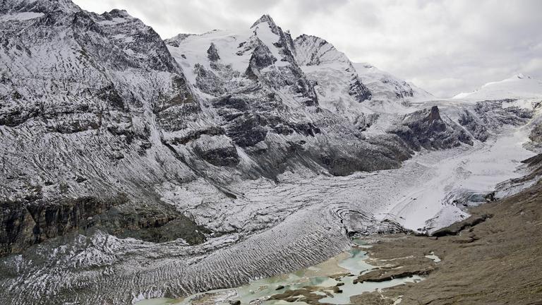 Eine steile Bergwand mit Schnee.