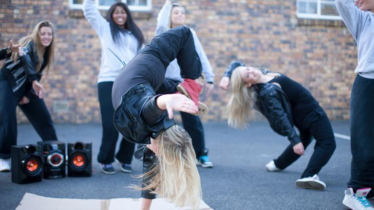 Mädchen tanzen Hip Hop auf dem Schulhof.