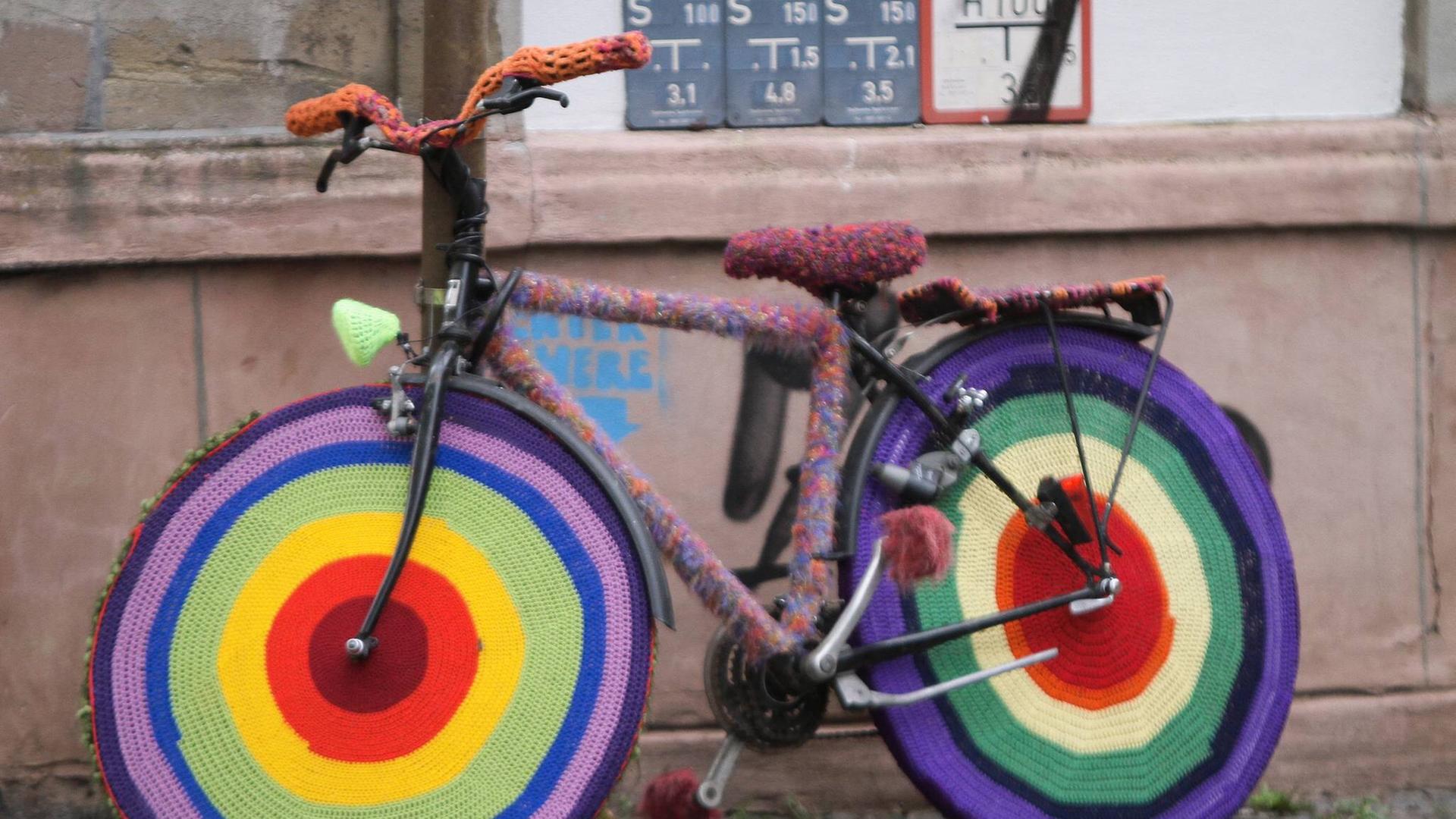 Ein Fahrrad wurde mit Strick verkleidet. 