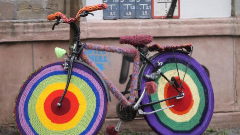 Ein Fahrrad wurde mit Strick verkleidet. 