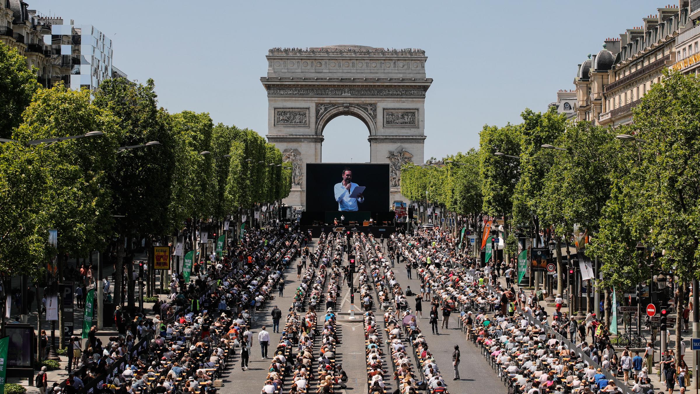 Auf der Champs-Élysées in Paris stehen hunderte Tische und Stühle.