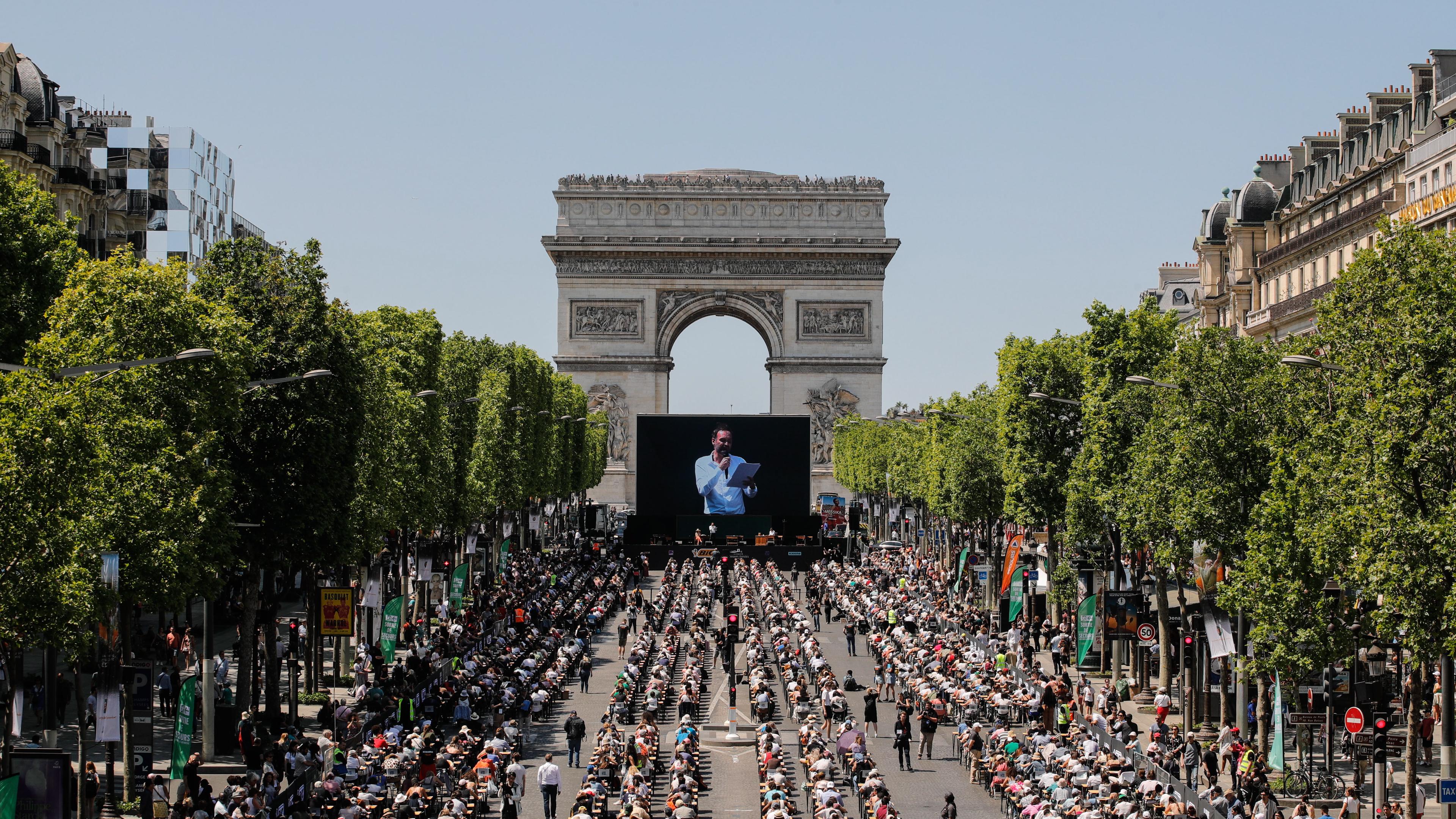 Auf der Champs-Élysées in Paris stehen hunderte Tische und Stühle.