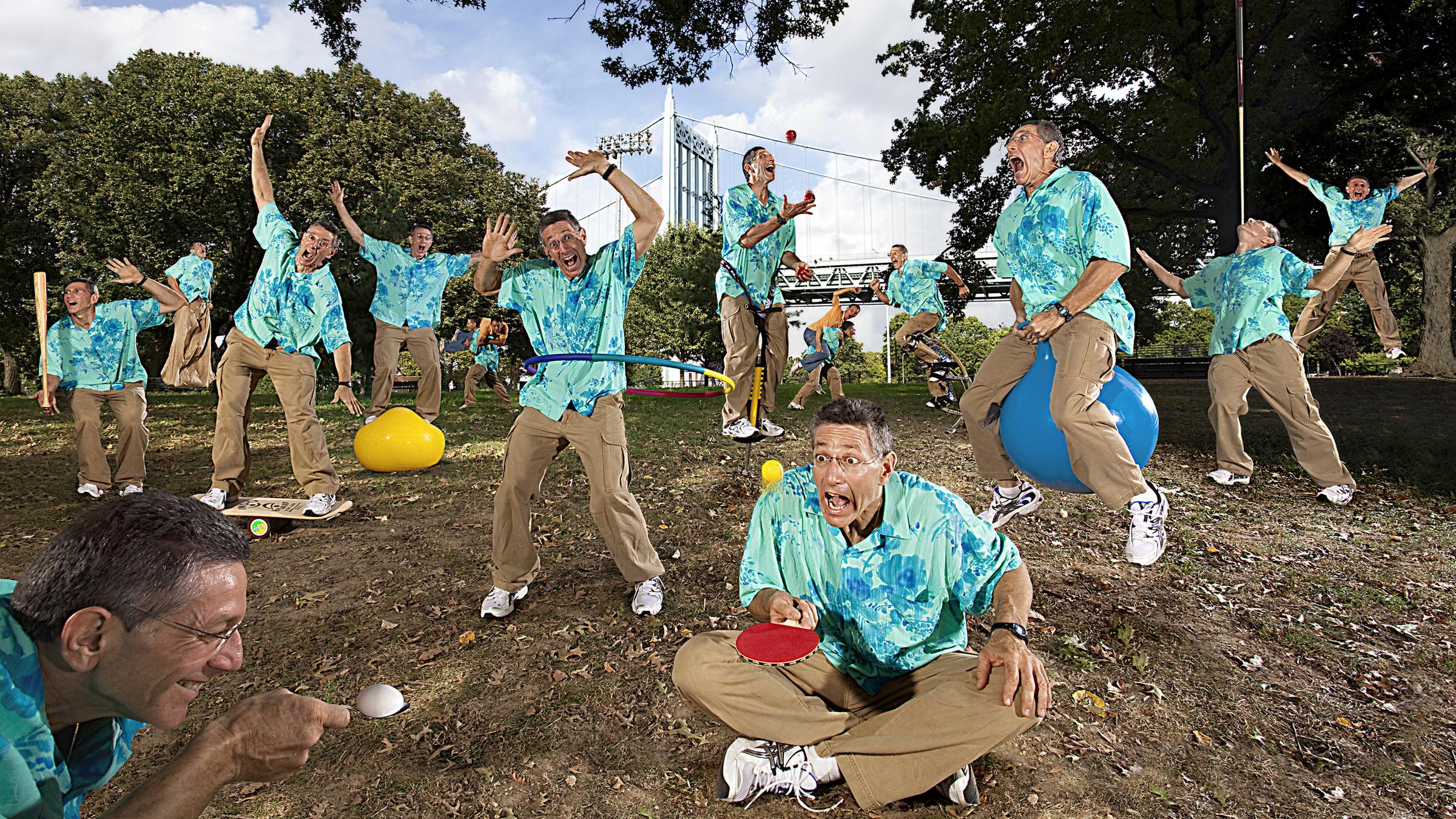 Ashrita Furman geht seinen verschiedenen Rekord-Disziplinen nach. Zum Beispiel: den Hula-Hoop-Reifen schwingen oder Jonglieren.
