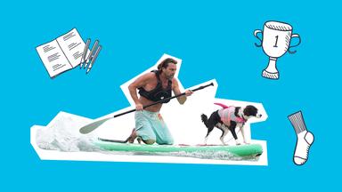 Ein Mann paddelt mit einem Hund auf einem Paddelboard. Um sie herum sieht man ein Heft mit Stiften, eine Socke und einen Pokal.