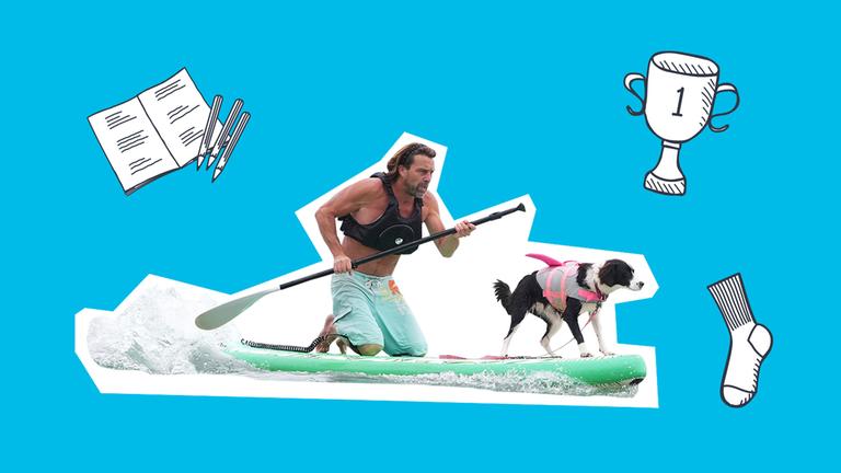 Ein Mann paddelt mit einem Hund auf einem Paddelboard. Um sie herum sieht man ein Heft mit Stiften, eine Socke und einen Pokal.