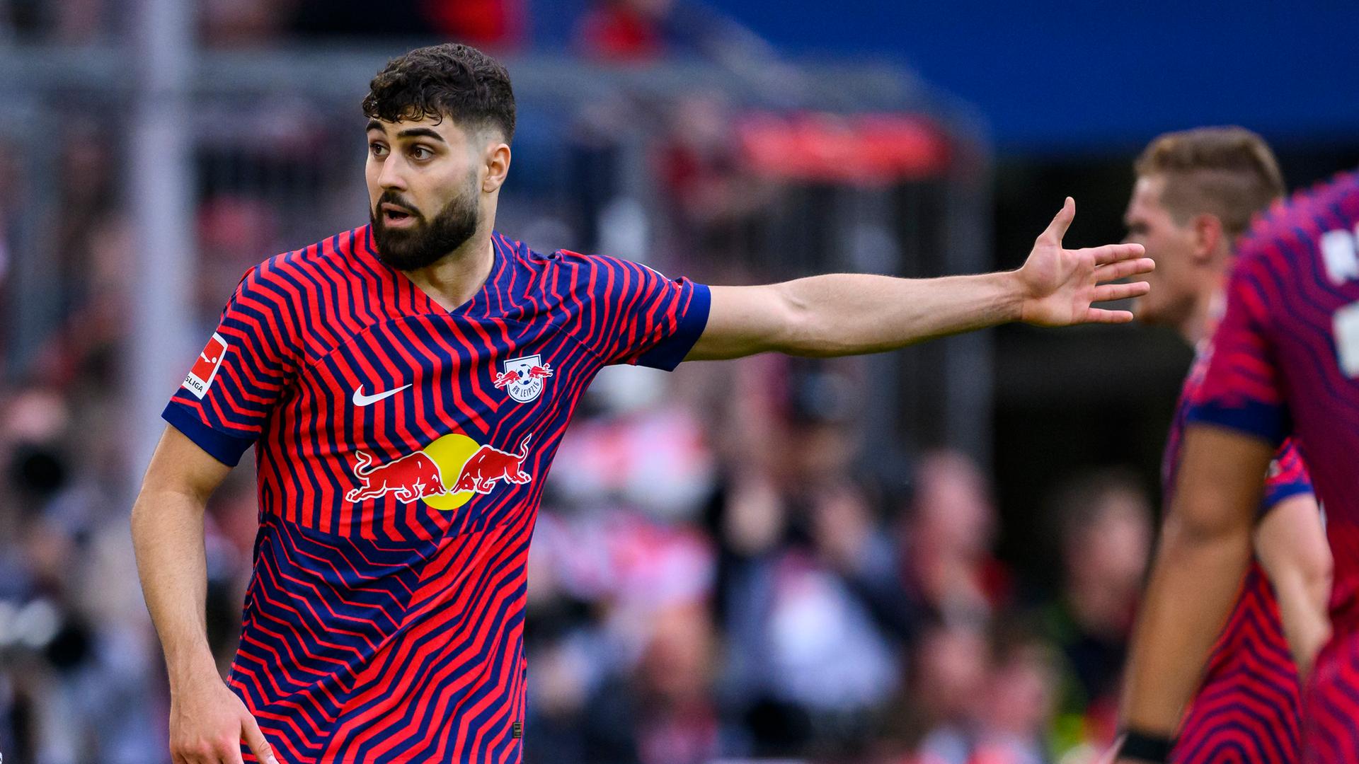 Josko Gvardiol (RB Leipzig) gestikuliert im Bundesligaspiel gegen Bayern München am 20. Mai 2023