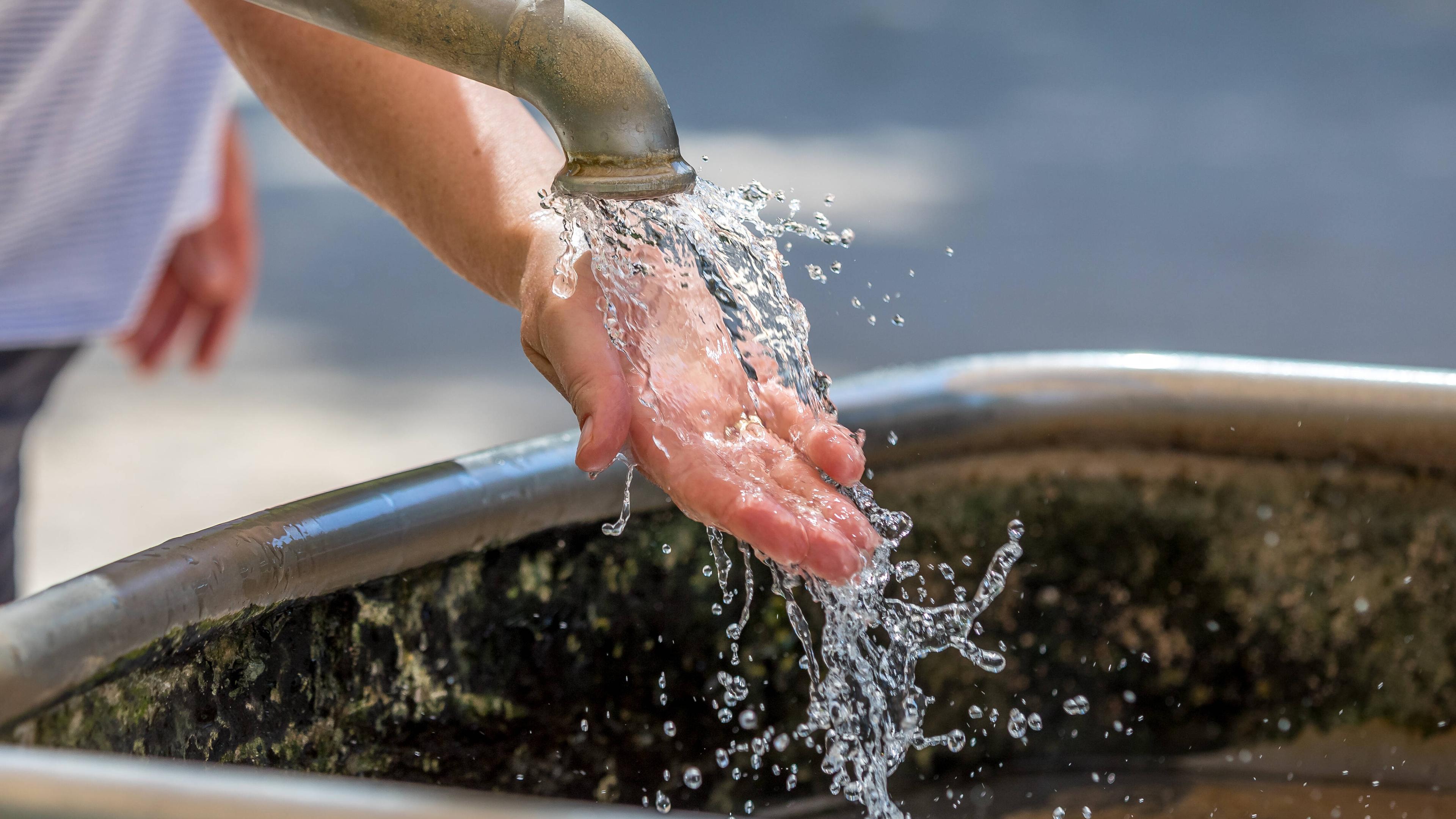 Mädchen halten Hände unters Wasser