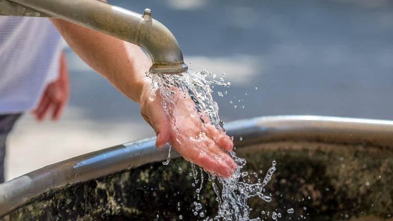 Mädchen halten Hände unters Wasser