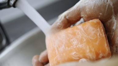 Archiv: Eine Frau wäscht sich die Hände.