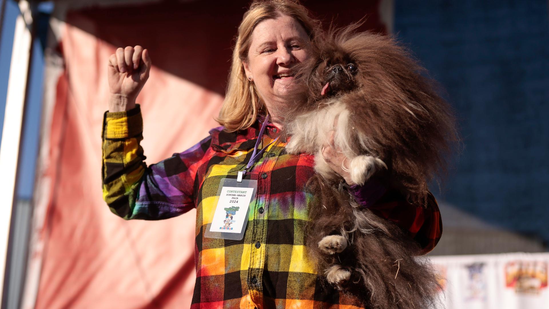 Hund Wild Thang mit seinem Frauchen.