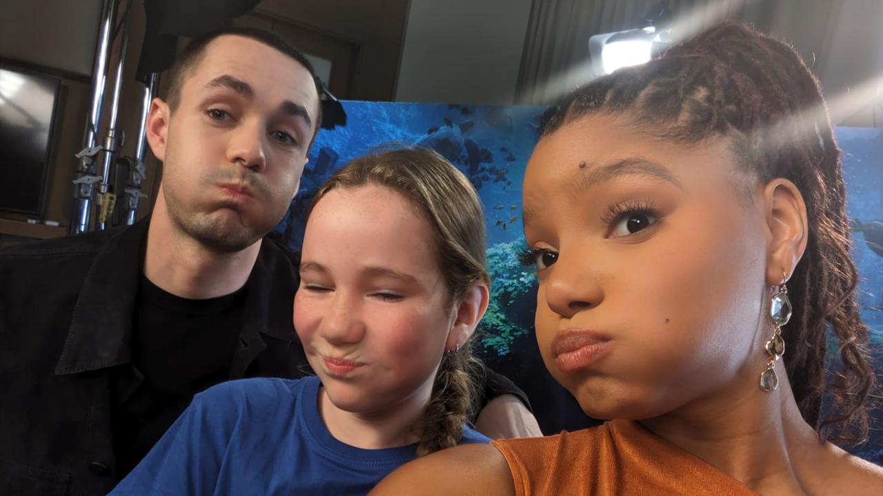 Halle Bailey und Jonah Hauer-King machen ein Selfie mit Kinderreporterin Martha