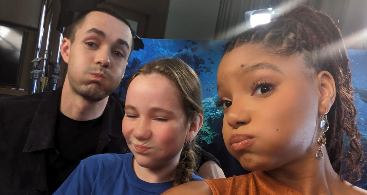 Halle Bailey und Jonah Hauer-King machen ein Selfie mit Kinderreporterin Martha