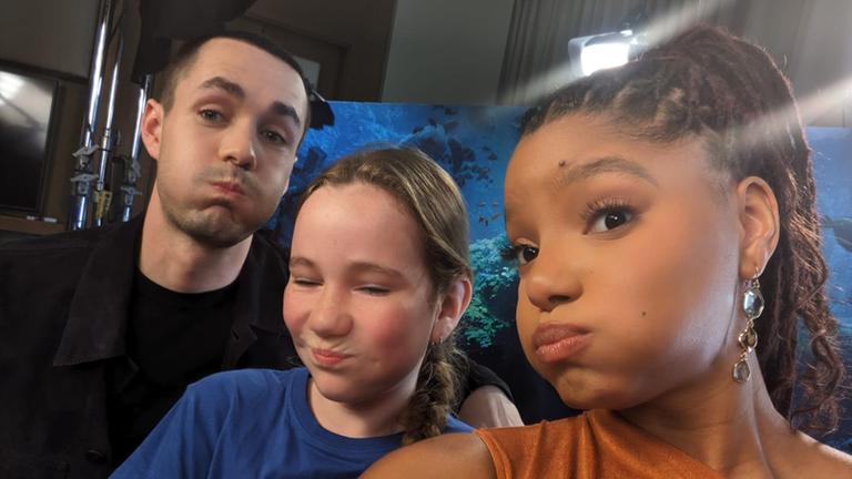 Halle Bailey und Jonah Hauer-King machen ein Selfie mit Kinderreporterin Martha