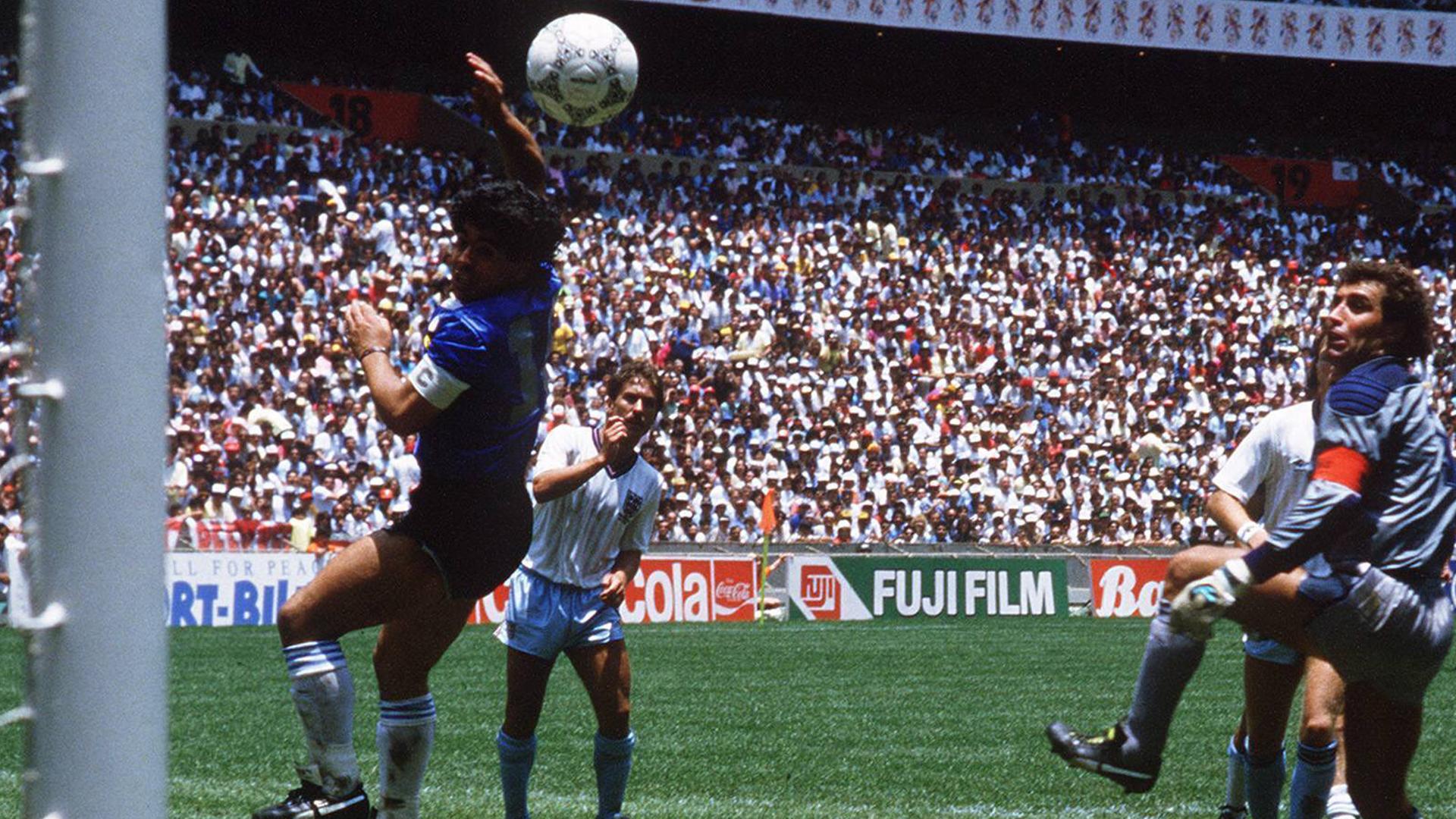 22. Juni 1986, WM-Viertelfinale England - Argentinien in Mexiko-Stadt: Diego Maradona nimmt bei seinem Tor zum 1:0 die Hand zu Hilfe - und England verliert gegen den späteren Weltmeister am Ende 1:2.