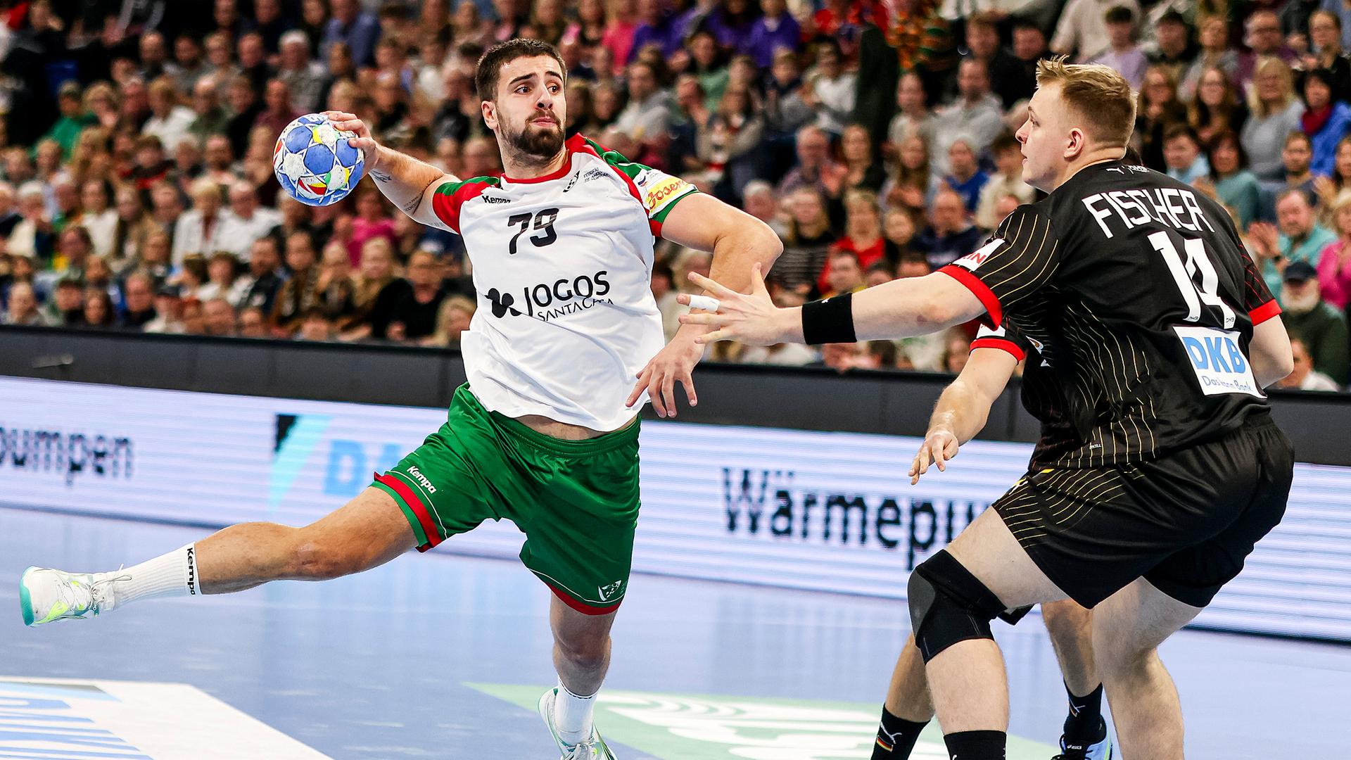 Portugals Martim Costa (l) wirft gegen Deutschlands Justus Fischer auf das Tor. 