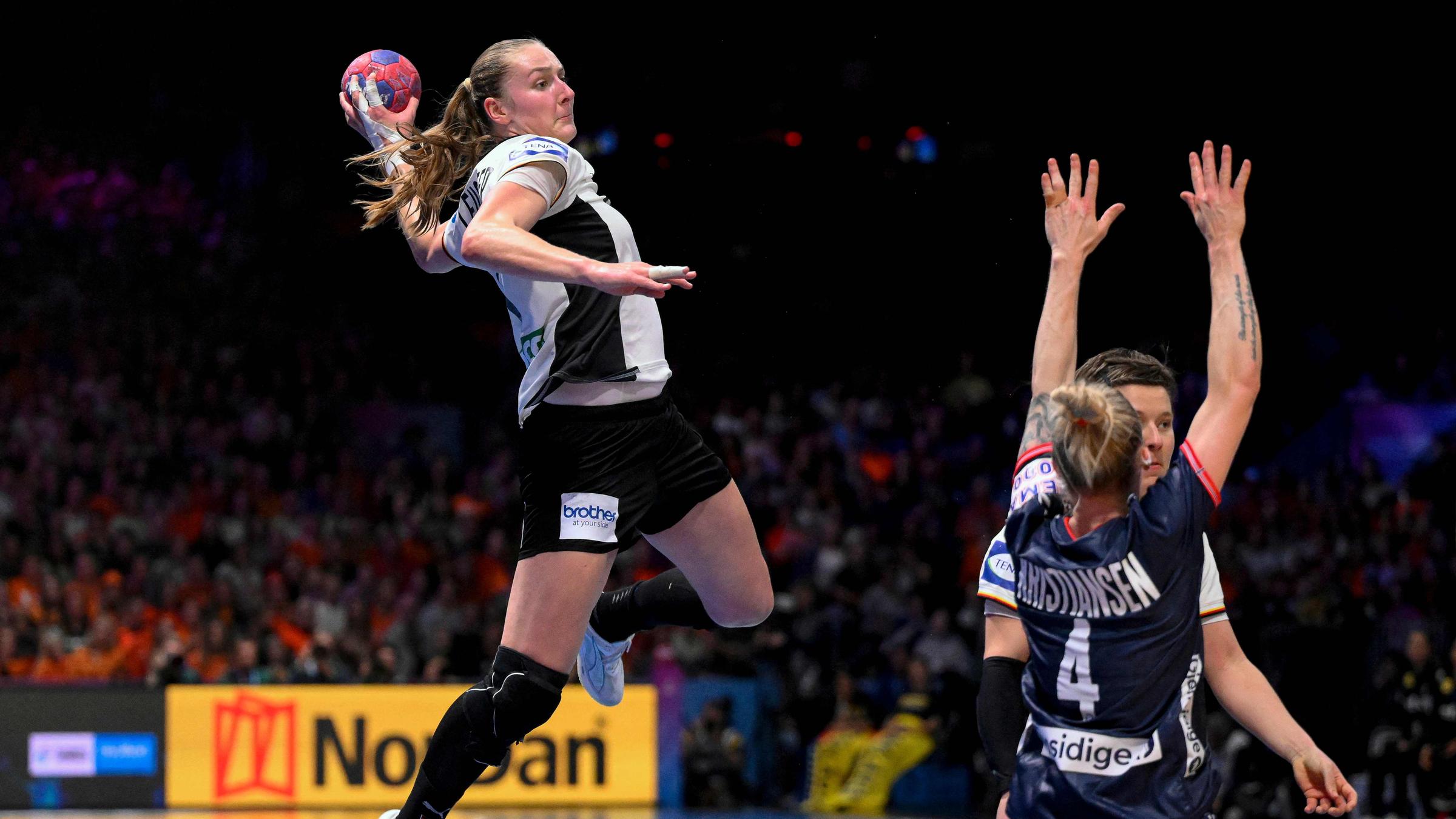 Das Handball-WM-Finale in Rotterdam zwischen Deutschland und Norwegen, die deutsche Spielerin Viola Leuchter im Sprung, um ein Tor zu zielen.