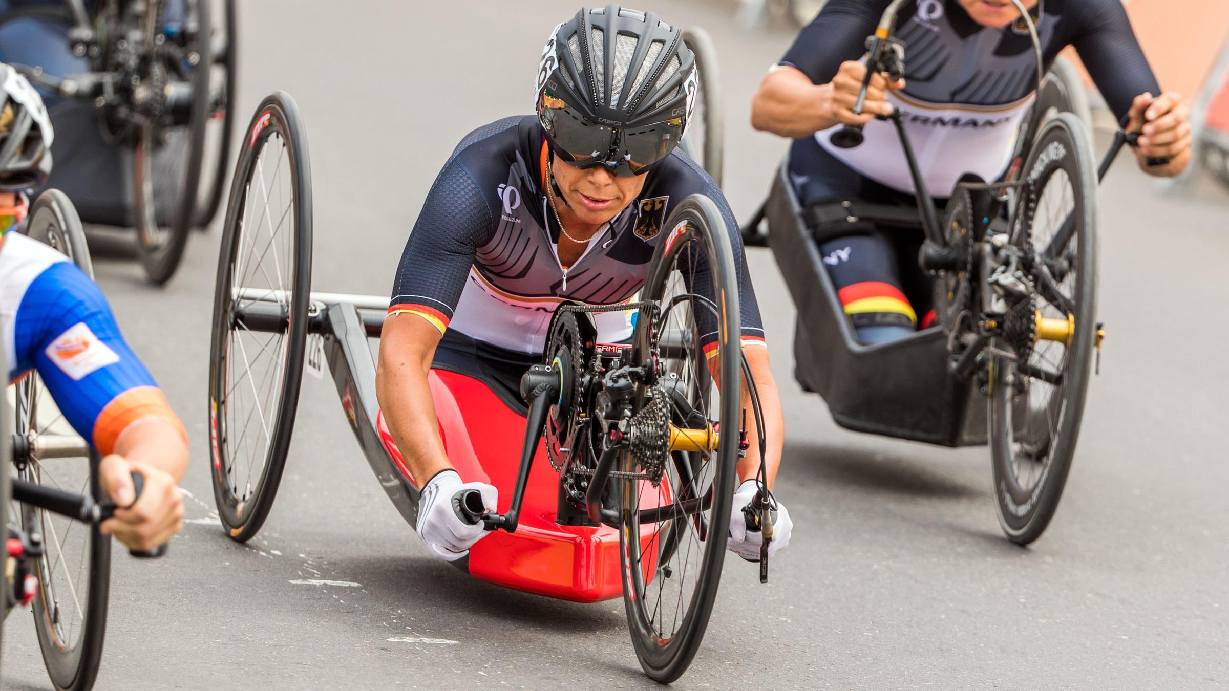 Eine Frau fährt mit einem Handbike