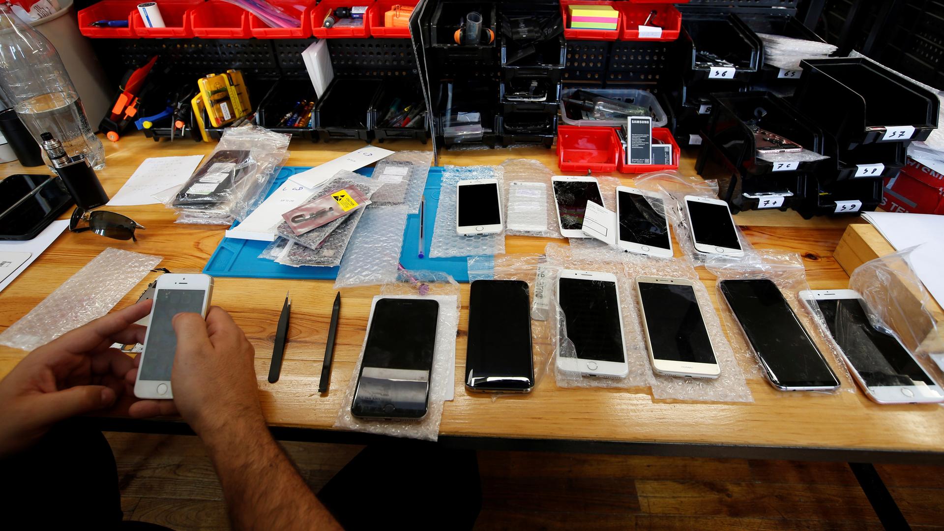 Verschiedene Handymodelle liegen auf einem Tisch: Handy gebraucht kaufen