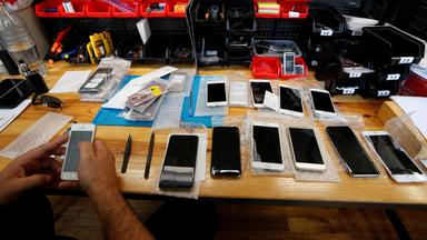 Verschiedene Handymodelle liegen auf einem Tisch: Handy gebraucht kaufen