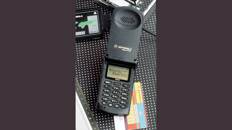 Mit nur 88 Gramm war dieses Handy ein echtes Technikwunder! Das 1997 erstmals erschiene Handy zum Aufklappen war damit leicht tragbar – und wurde zum ständigen Begleiter vieler Menschen.