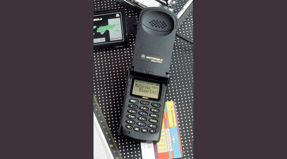 Mit nur 88 Gramm war dieses Handy ein echtes Technikwunder! Das 1997 erstmals erschiene Handy zum Aufklappen war damit leicht tragbar – und wurde zum ständigen Begleiter vieler Menschen.