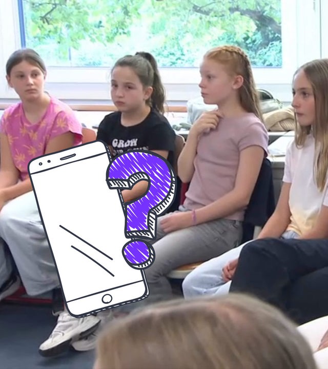 Kinder sitzen im Stuhlkreis, darauf ein Handy-Doodle und ein Fragezeichen in lila