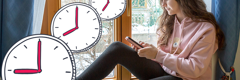 Mädchen sitzt am Fenster mit Handy, Uhren zeigen an, dass drei Stunden vergangen sind.