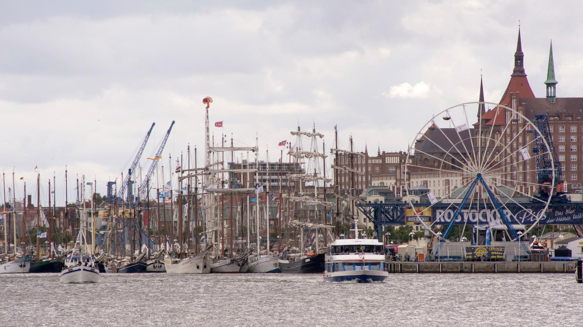 Das größte Segel-Fest Mecklenburg Vorpommerns wurde eröffnet: Etwa eine Million Besucher werden erwartet. Davon profitieren Hotels, Restaurants und Einzelhändler.