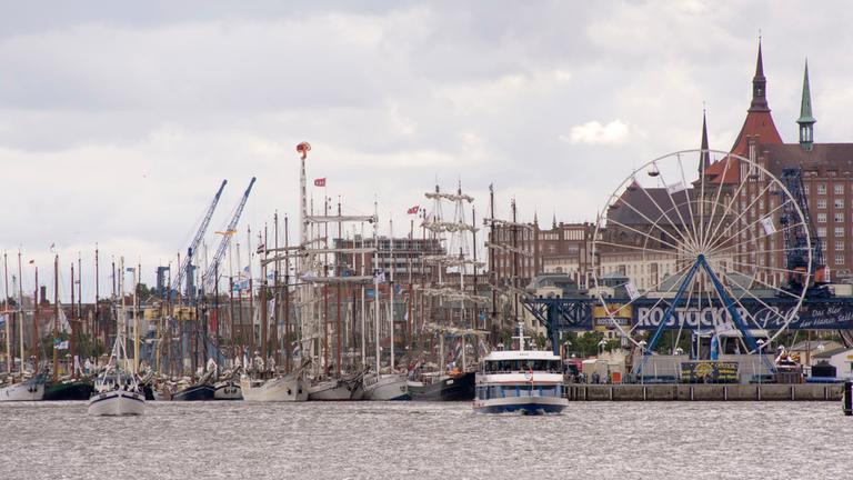 Das größte Segel-Fest Mecklenburg Vorpommerns wurde eröffnet: Etwa eine Million Besucher werden erwartet. Davon profitieren Hotels, Restaurants und Einzelhändler.