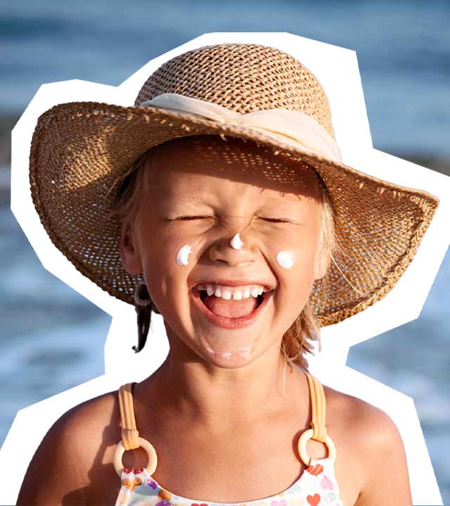 Ein mädchen lacht und kneift die Augen zusammen, sie trägt einen Sonnenhut und hat Sonnencreme im Gesicht. Daneben ein orangenes Ausrufezeichen und eine gelbe Sonne.