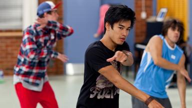 Christian tanzt Hip Hop mit zwei anderen Tänzern.