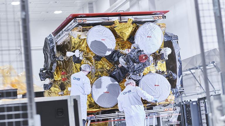 Der nach einem deutschen Physiker benannte Satellit ist ein echtes Kommunikationstalent und kann als erster Satellit auch im All noch umprogrammiert werden. Damit… 