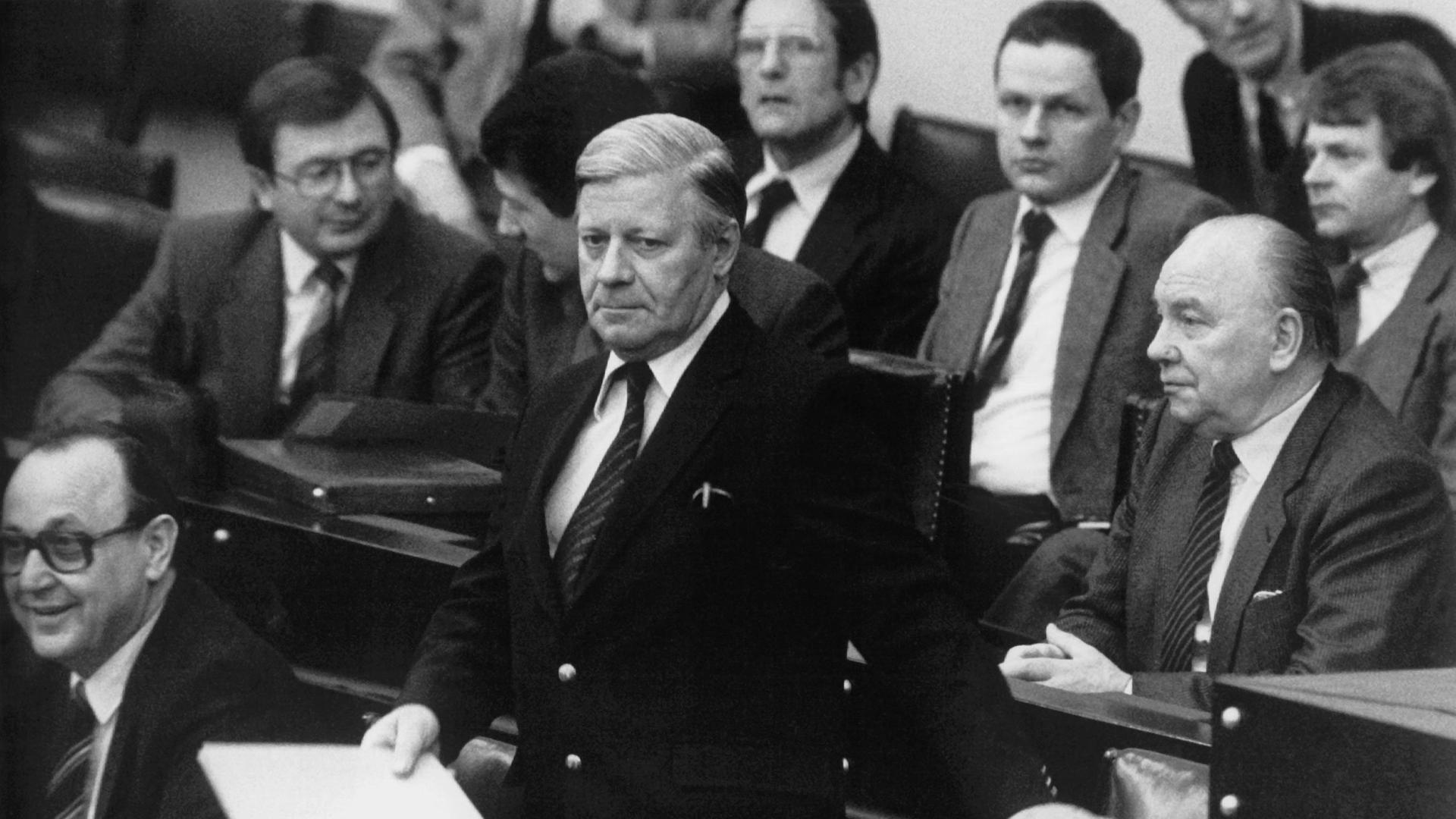 Helmut Schmidt stellt im Bundestag die Vertrauensfrage.