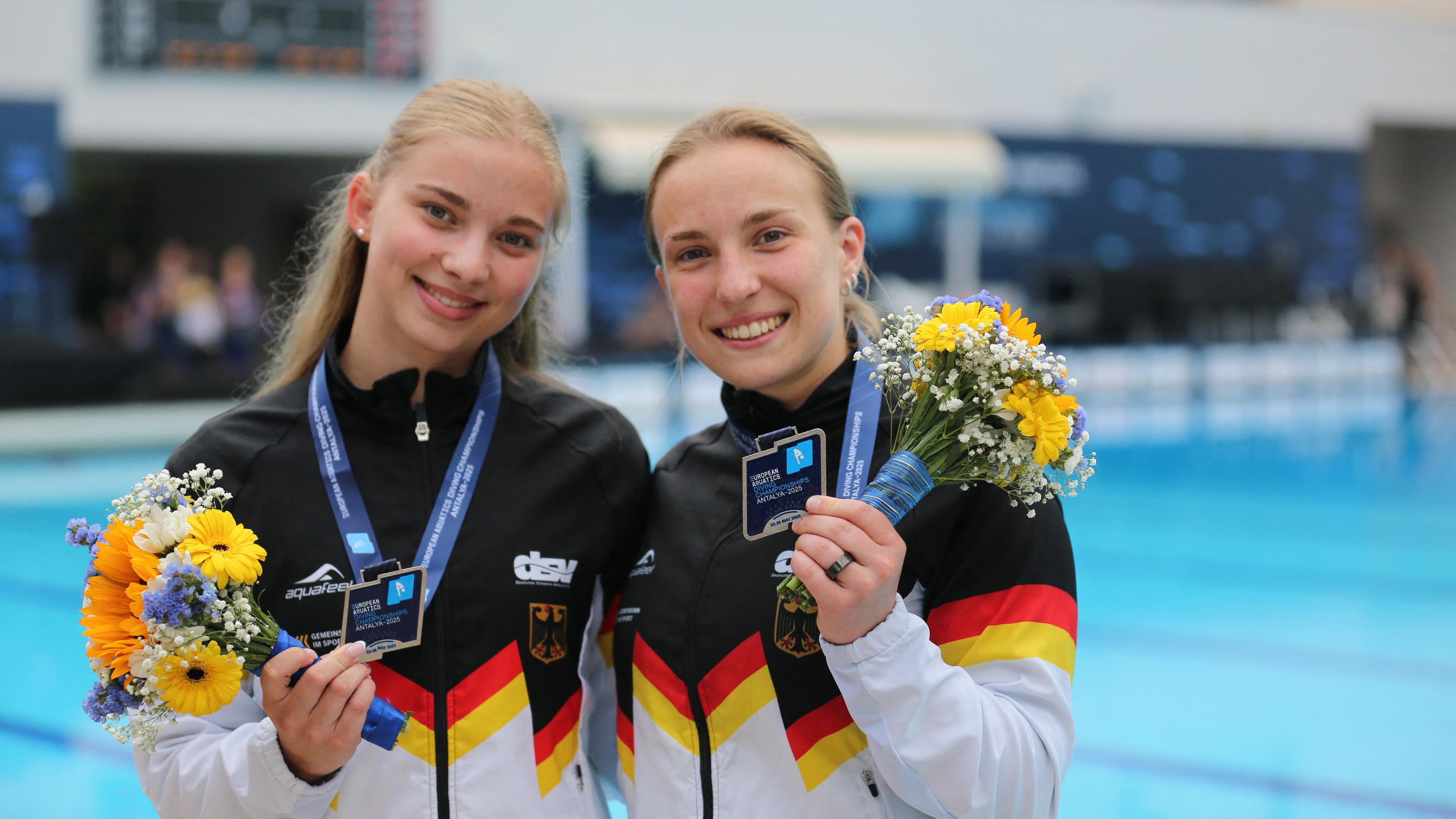 Lena Hentschel und Jette Müller zeigen ihre Silbermedaille