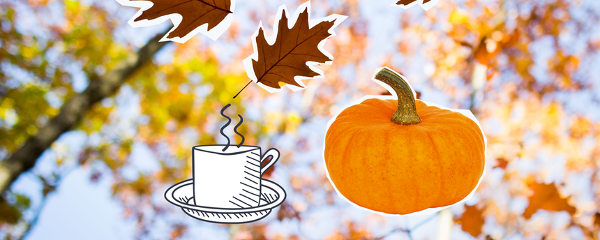 fallendes Laub, Kürbis und dampfende Teetasse 