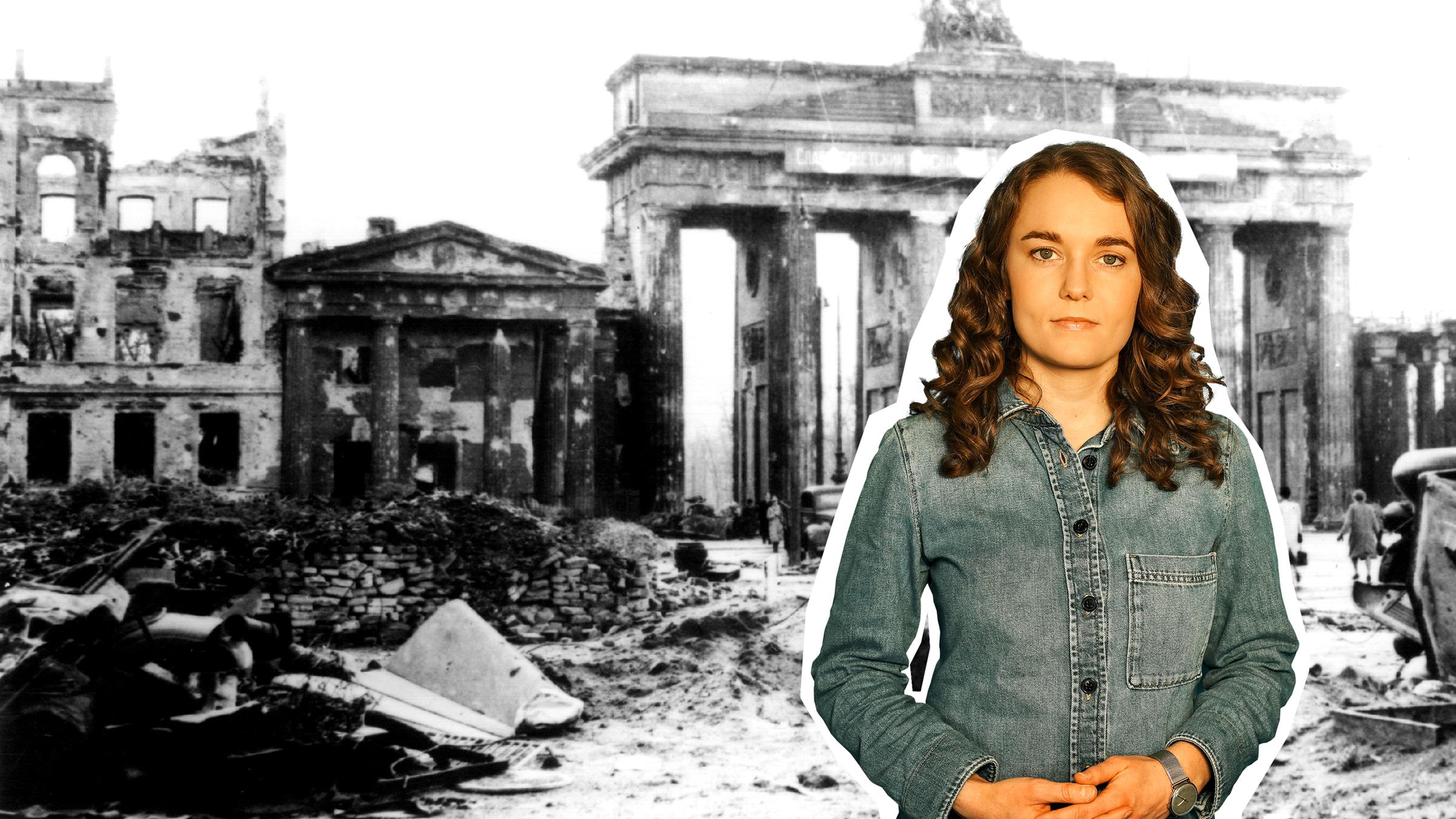 Reporterin Lotte vor einer Schwarz-Weiß-Fotografie des im Zweiten Weltkrieg zerstörten Brandenburger Tors.