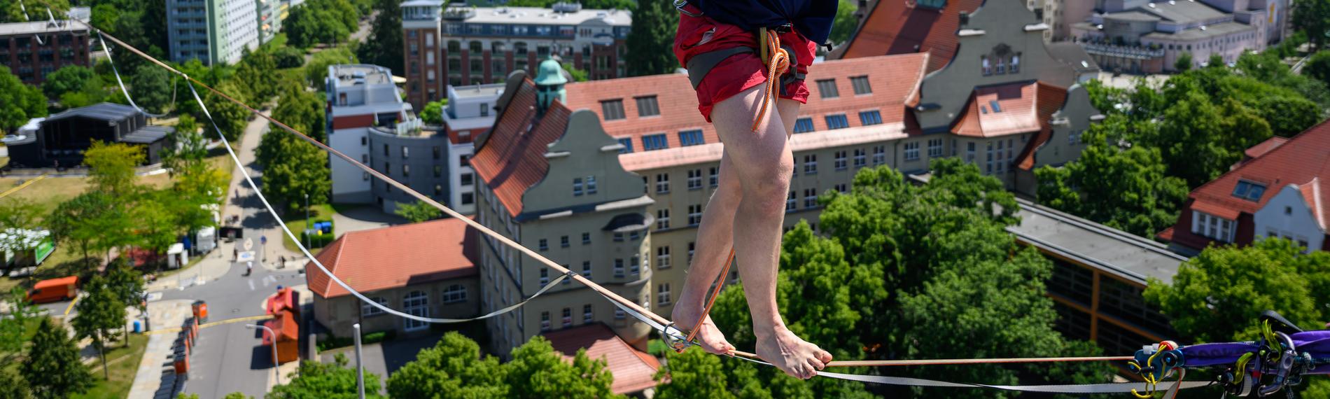 Der Slackliner Ruben Langer balanciert auf einer Highline