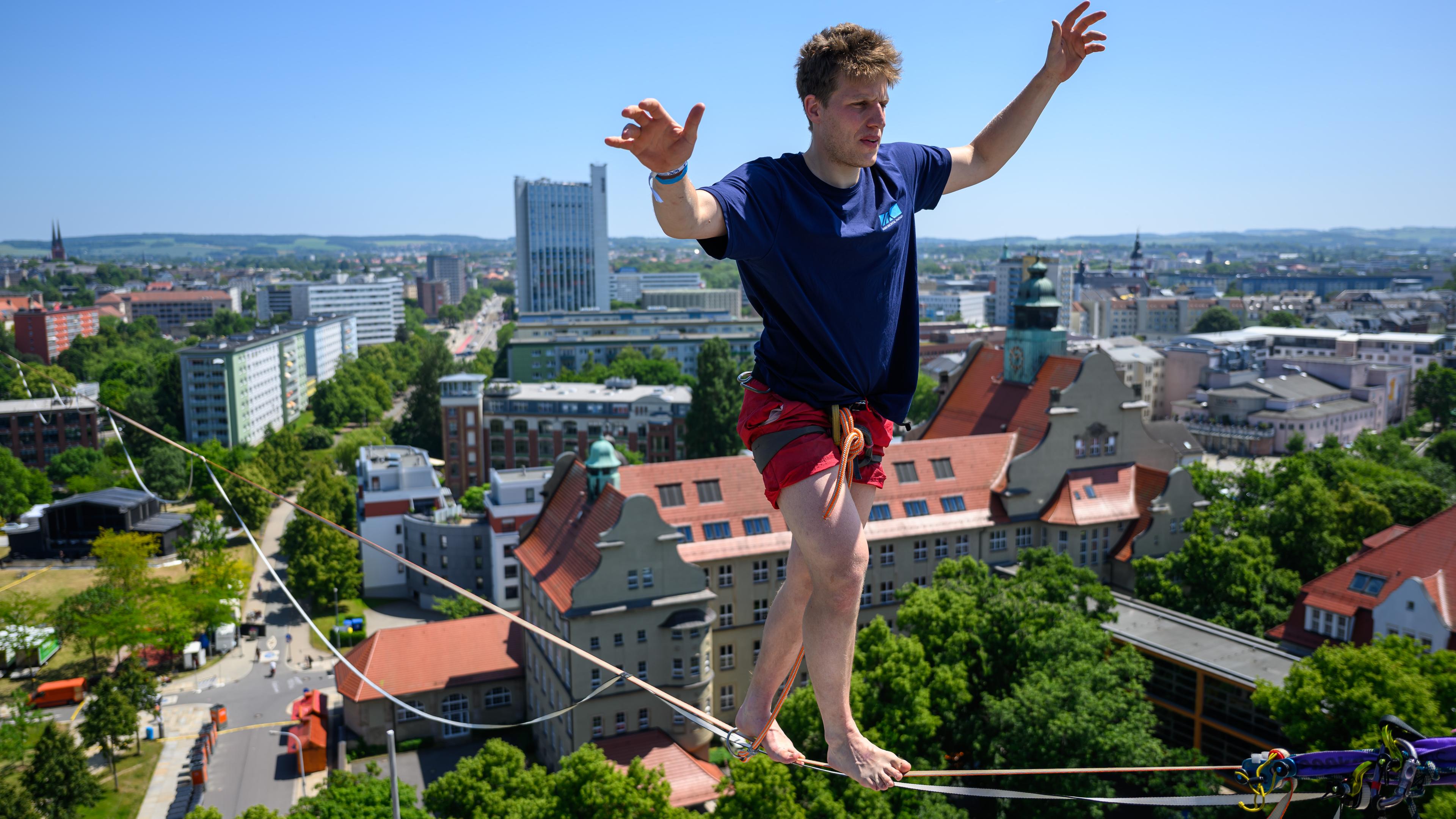 Der Slackliner Ruben Langer balanciert auf einer Highline