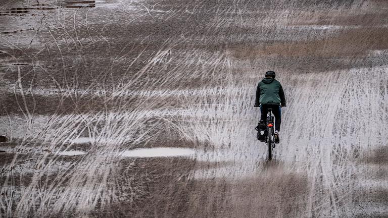 Einsamer Fahrradfahrer im Winter