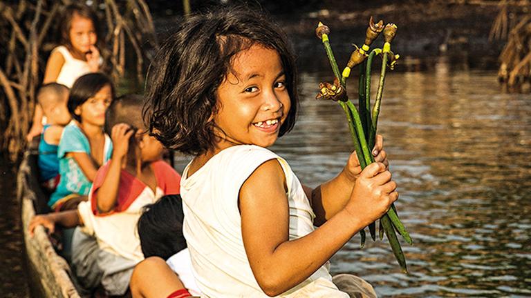 Kinder, die Mangroven pflanzen