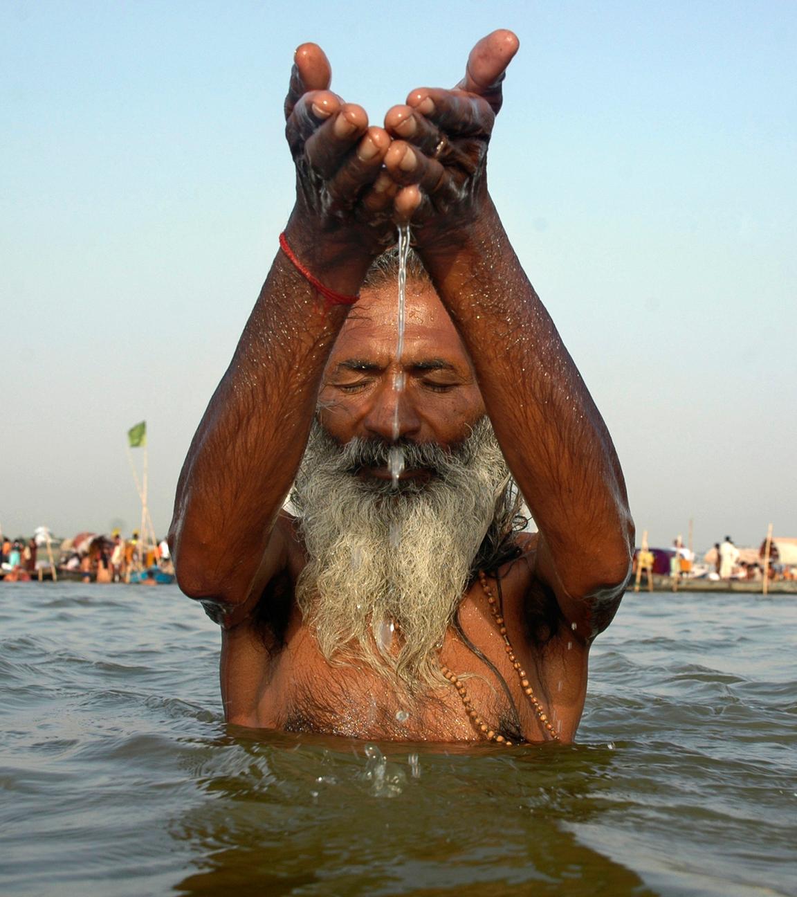 Hindu betet im Ganges