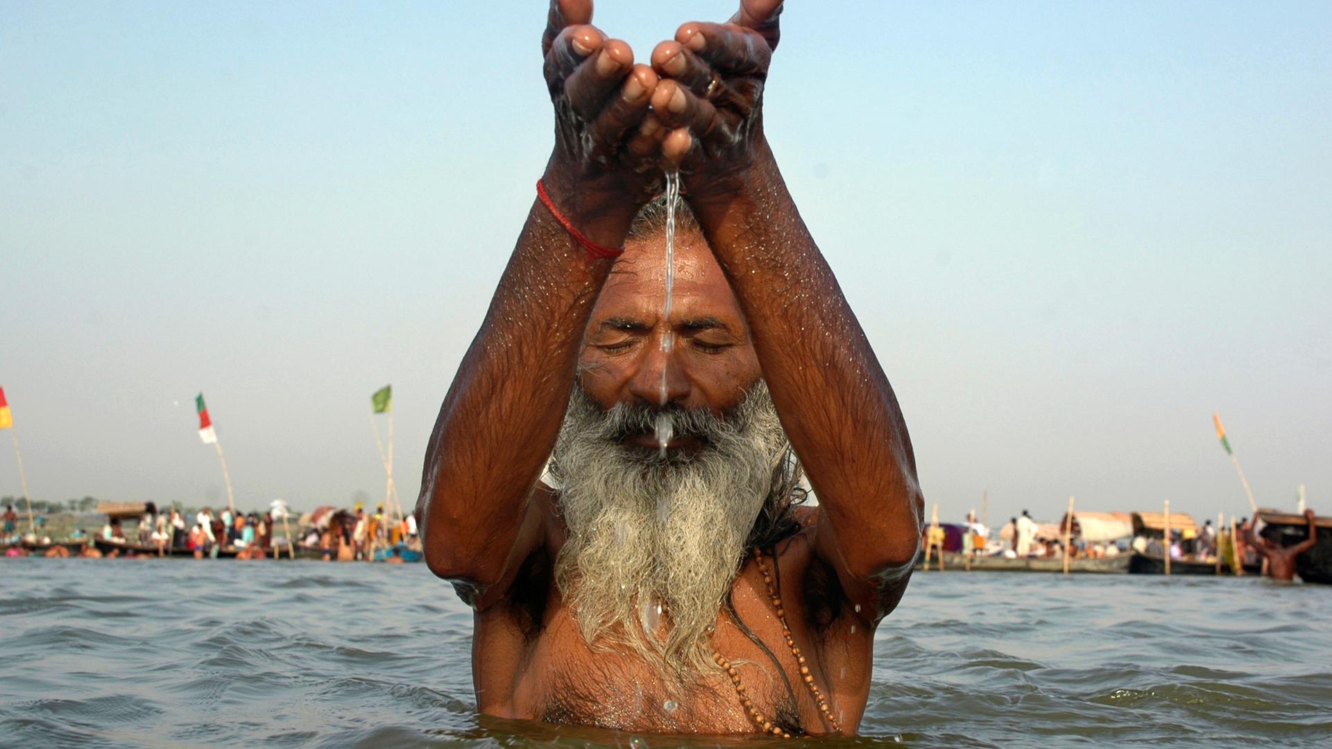 Hindu betet im Ganges