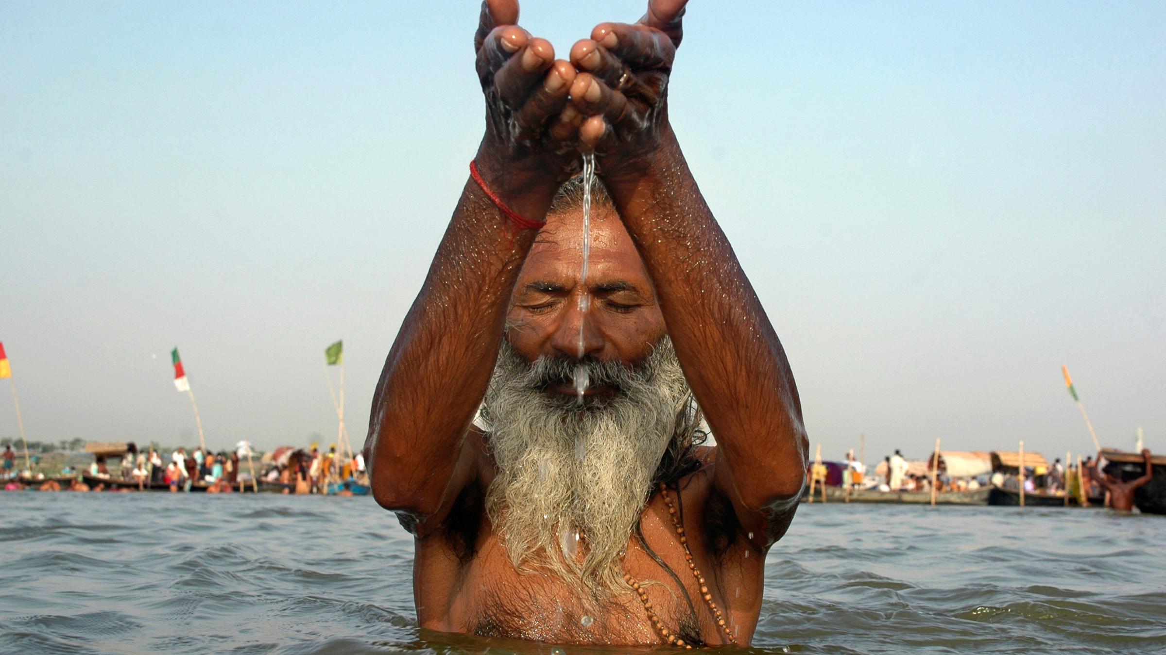 Hindu betet im Ganges